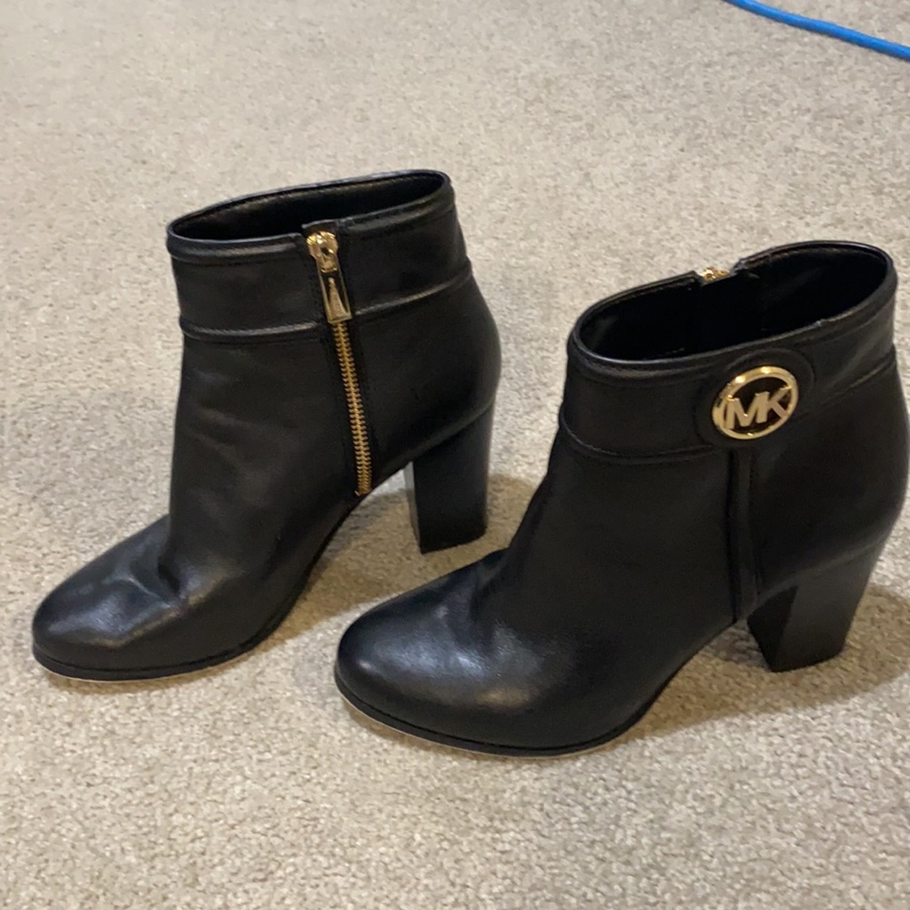 100% Black leather boots.. Worn a couple times. Sz 8.